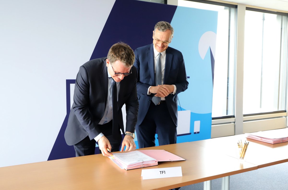 GroupeTF1's tweet photo. [SIGNATURE]
Le @GroupeTF1 annonce la signature d’une nouvelle convention avec l'@Arcom_fr pour la diffusion de sa chaîne @TF1 sur la TNT. Elle entrera en vigueur à compter du 6 mai 2023 et pour une durée de 10 ans.
Lien du communiqué de presse : https://t.co/d63qBR0loB https://t.co/Q3qcpLm4LC