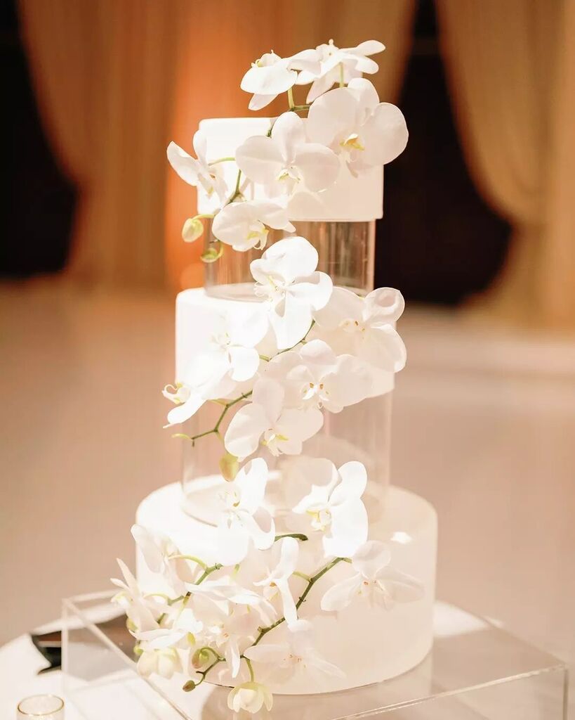 A wedding cake to steal the show 😍 

Design, Planning &amp; Floral @burlapandbordeaux
Venue: @ritzcarltonbacarasb
@jenmarcott
Photography: <a href="/gregoryross/">Gregory Ross</a>
Video: @miguelgarciastudios
Lighting: waveform_events
Flooring &amp; Staging: @rcddancefloors
Music: @downbeat.agency
Linen &amp; drape…