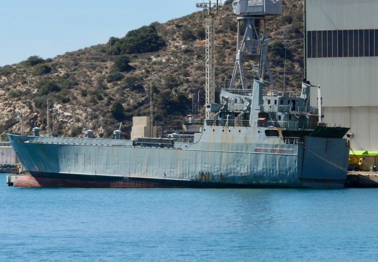 PlataformaMill1's tweet photo. El #BuqueTransporte "Martín Posadillo", que causó baja en 2020 en la #ListaOficial de la Armada, ha cambiado de #atraque en el puerto de #Cartagena, para ser preparado como blanco naval para el estreno de un torpedo de ataque del #Submarino “Isaac Peral”.
https://t.co/cOycwfMVjF https://t.co/7P6fiayjXU
