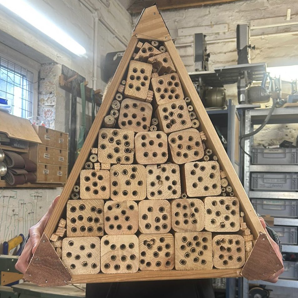 We’ve had a young person in for #WorkExperience. They’ve been busy with our #workshop #volunteers building this amazing #BeeHotel. We think it looks very cosy.
🐝
🧵1/3