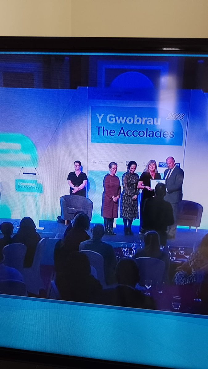 Diwrnod bendigedig yn #Gwobrau2023 yn Neuadd y Ddinas, Caerdydd gyda <a href="/GofCymdeithasol/">Gofal Cymdeithasol Cymru</a> Hyfryd i weld <a href="/owen_garry/">Garry Owen</a> eto #gofalcymdeithasol #GofalwnCymru