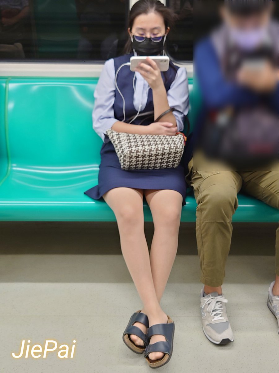 街拍無料配信 on Twitter: "丝袜美行员 #街拍 #街拍美腿 #丝袜 #肤丝 #黑丝 #丝袜美腿 #丝袜美女 #熟女 #诱惑 #美腿 #美脚 #candidpantyhose #