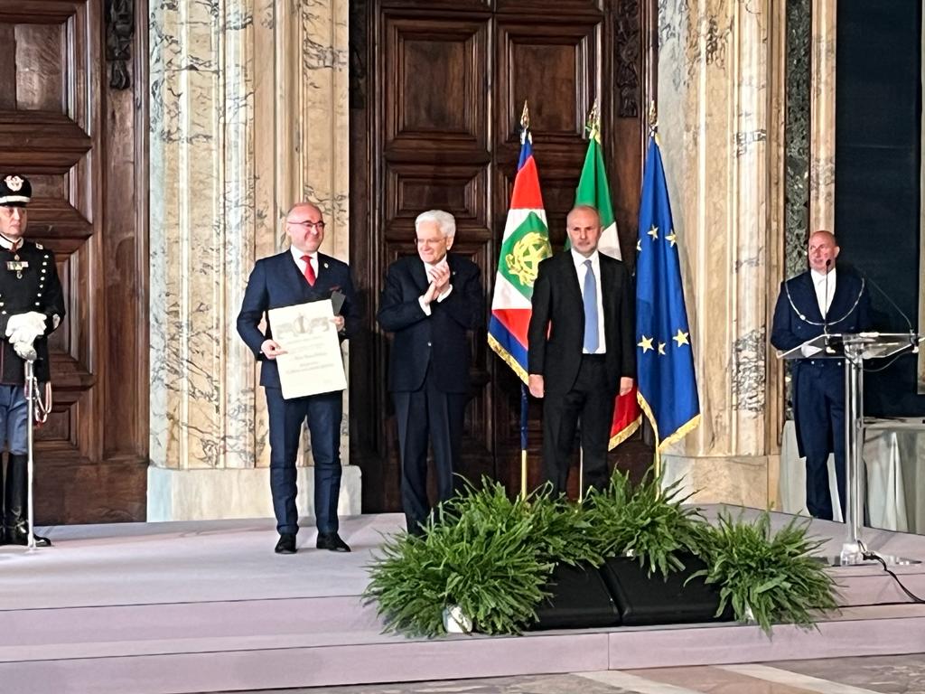 crocerossa's tweet photo. 🏅Croce Rossa Italiana Medaglia d’Oro al Merito della Sanità Pubblica per il grande impegno durante la pandemia. https://t.co/qvAt2FmwC0