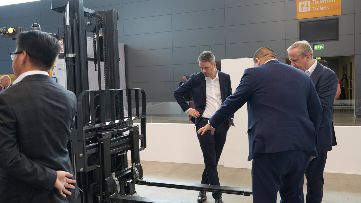 VisionNavbot's tweet photo. Another great meet-up with SICK Sensor Intelligence at LogiMAT-Messe 2023!
To learn more about the solutions and innovative technology and see them in action, visit us at LogiMAT-Messe in booth #6C71 and SICK Sensor Intelligence in #1F51.

#visionnav #SICK #logimat2023 #agv https://t.co/t26kyCeMKh