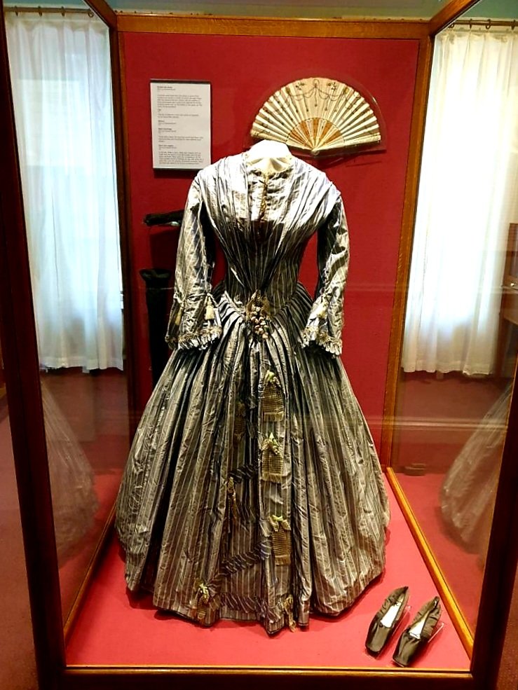 Nick_Holland_'s tweet photo. This beautiful dress of Charlotte Bronte's wasn't one of those worn by museum volunteers in 1927 - for the simple reason that it wasn't discovered until 1936, behind one of the parsonage walls! https://t.co/LOpJBibrqG