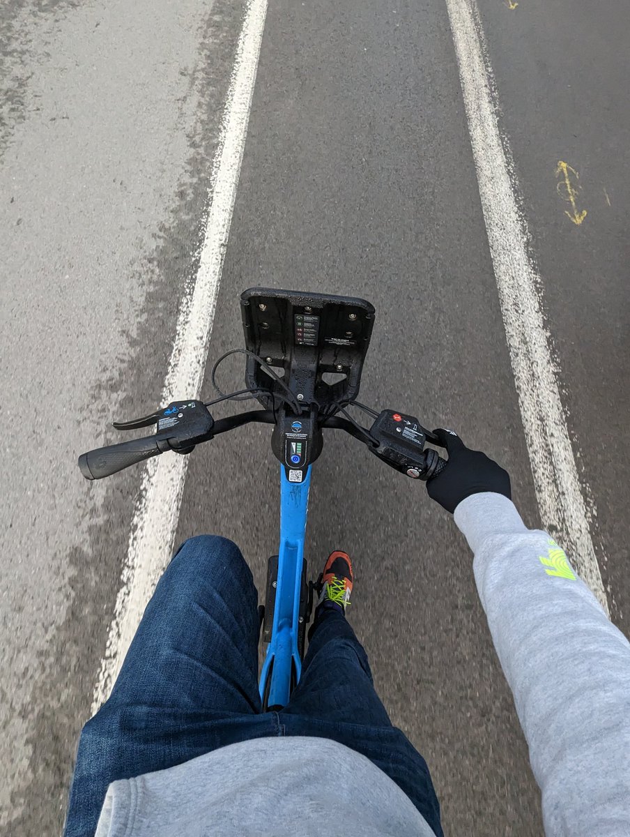 Ju_desaulniers's tweet photo. Activer ta circulation sanguine,
Alléger la circulation routière. 👏🤩
@BIXImontreal dans la brume matinale, bon jeudi!
#mobilitédurable #transportactif #BIXImtl #laval #lavalàvélo #pourquoipaslevélo https://t.co/bPjmddFJhz