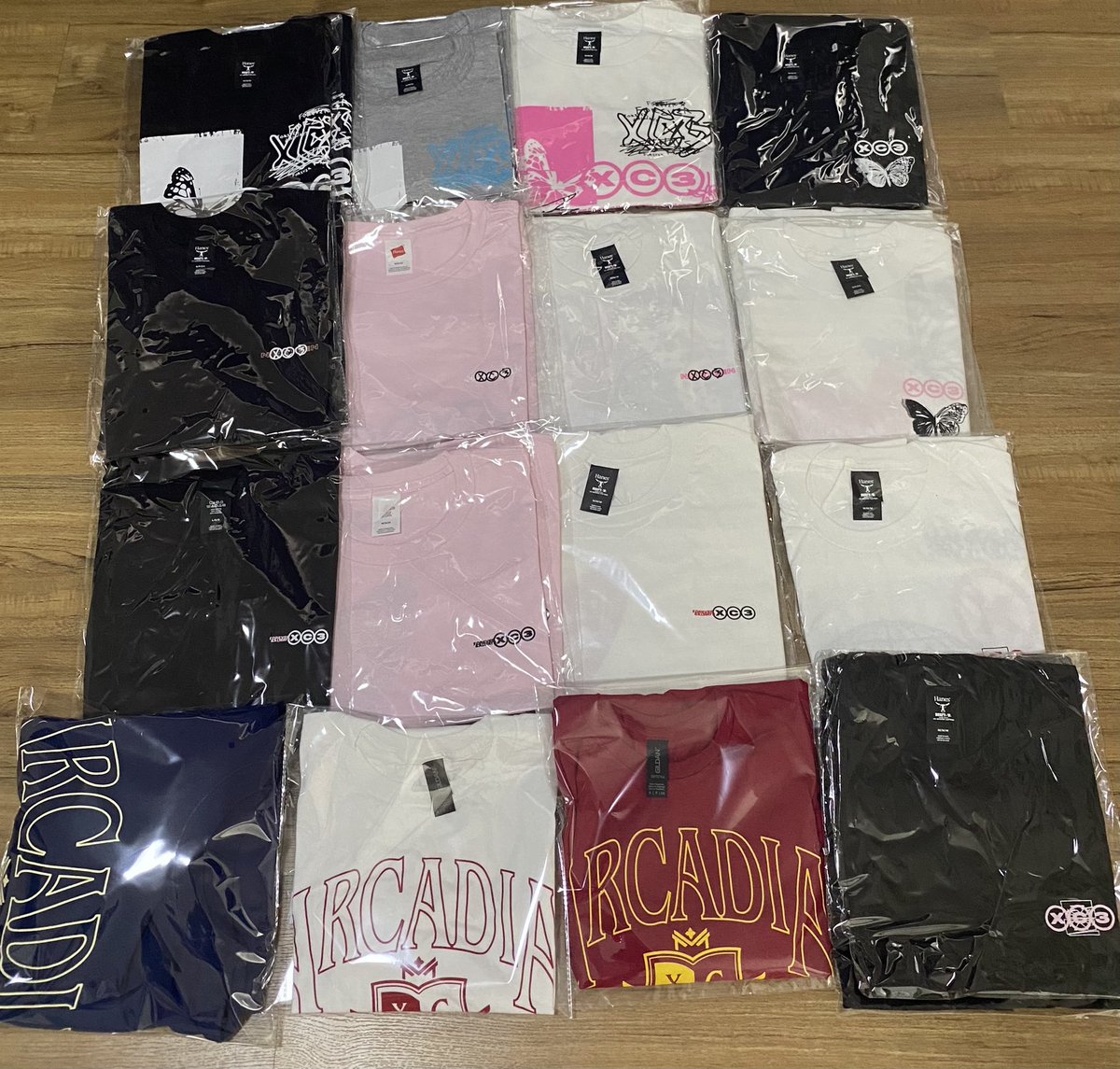 snowflake_jy's tweet photo. ใกล้วันคอนแล้วใครยังไม่มีเสื้อใส่ไปคอน #MarkTuanAsiatour2023 บ้างง

✅ เสื้อยืด + หมวก + ฮู้ดดี้
🔥 ลดราคาเพื่อคอน #MarkTuan โดยเฉพาะ 

ลงขายในเธรดน้า🤍 

 #XC3 #ArcadiaCountryClub #MARKTUANxREPRESENT #XC3_BUTTERFLY https://t.co/mBX0xdyBrc