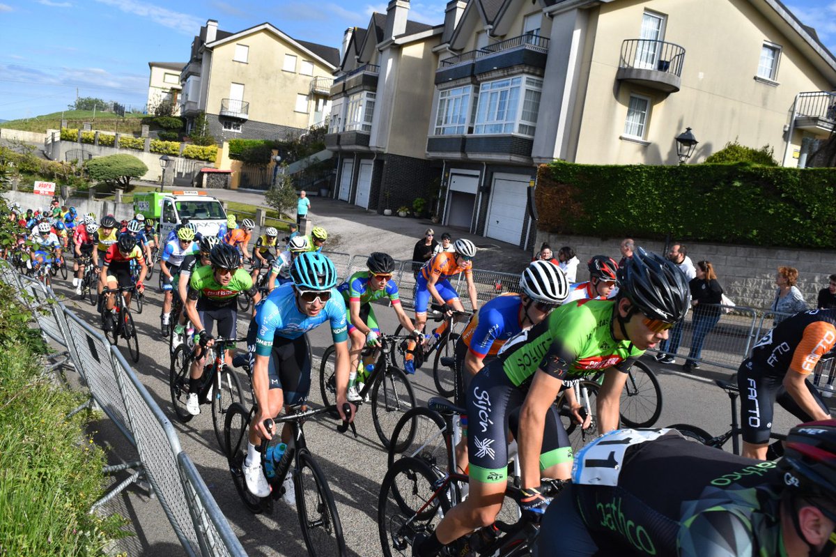✒️ Volta a Girona, siguiente parada para un equipo creciente en lo anímico. 
🔎 Agullana, Sant Jaume de Llierca y Ripoll acogen los tres trofeos sobre los que se disputa esta edición.
📰 eolokometacyclingteam.com/volta-a-girona….
#BornFromPassion #EquipoJunior <a href="/ciclismecat/">Federació Catalana de Ciclisme</a>