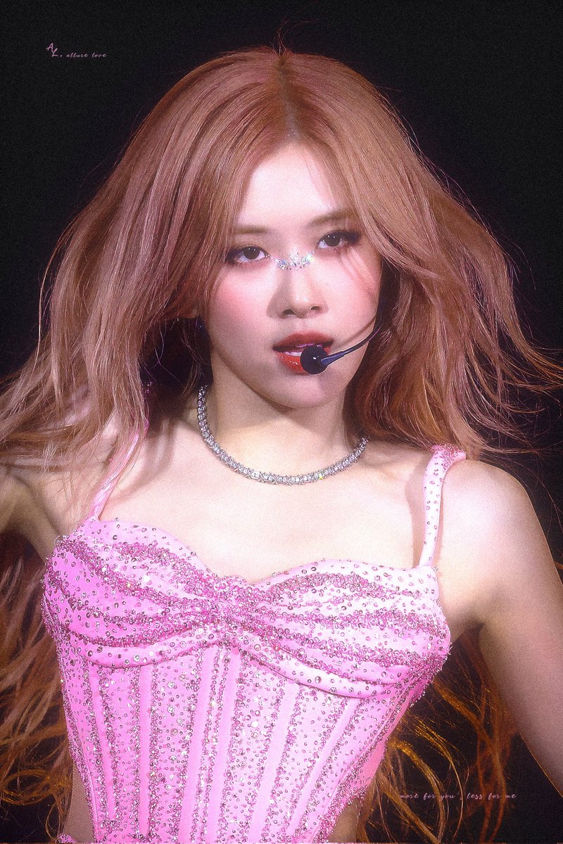 ysldoIIrosie's tweet image. this makeup makes rosé look like a doll