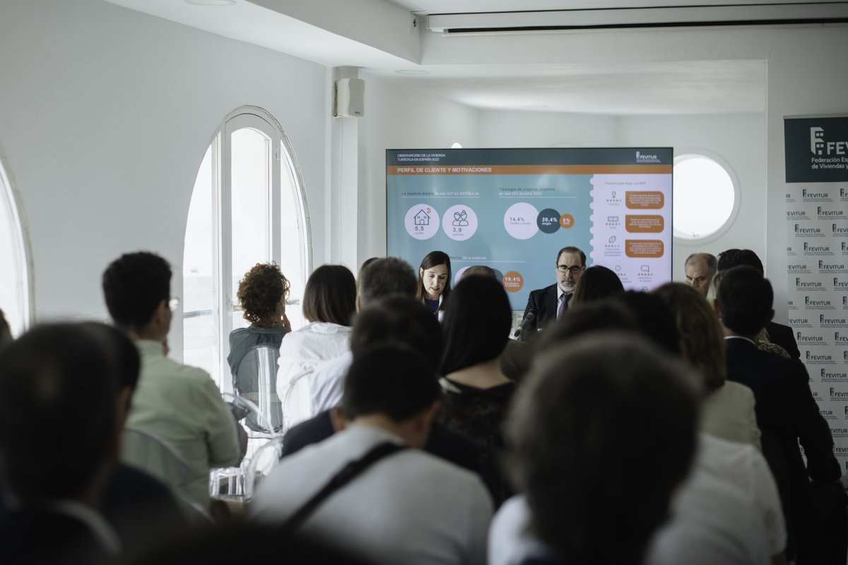 Comienza la presentación de los resultados del primer Observatorio de la vivienda turística en España 2022, un estudio elaborado por el Instituto Multidisciplinar de la Empresa de la <a href="/usal/">Universidad de Salamanca</a> que busca conocer el impacto económico del sector las viviendas turísticas en nuestro país