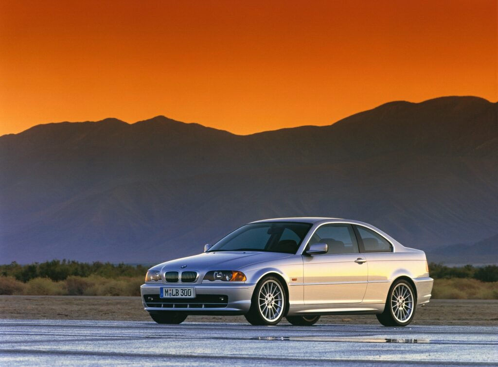25 años del Bmw más vendido de la historia. Para mi y después de tener un 330d y un 330i en casa, el mejor serie 3 hasta la fecha.