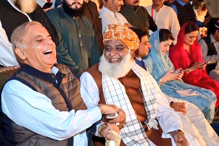 الحمداللہ 
سیاست کے سلطان  ! 🐅🐅🐅🐅
180 ارکان اسمبلی کا وزیر اعظم شہباز شریف پر اعتماد  کا اظہار