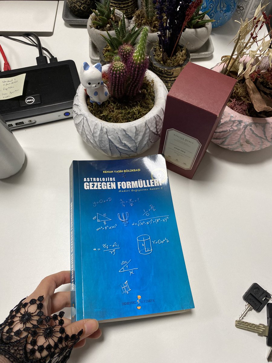 aysembg2's tweet photo. Editörlüğünü yaparken çok keyif aldığım kitap nihayet çıktı 😻🦆🪶astroloji bilen / bilmeyen herkes acil alsın okusun içinde hücre ve moleküler düzeyde hormonlar gibi teknik bilgiler de var çünkü kendisi moleküler biyolog @kenanyasin https://t.co/N7DJcgGTNN https://t.co/2ey3OHOWmJ