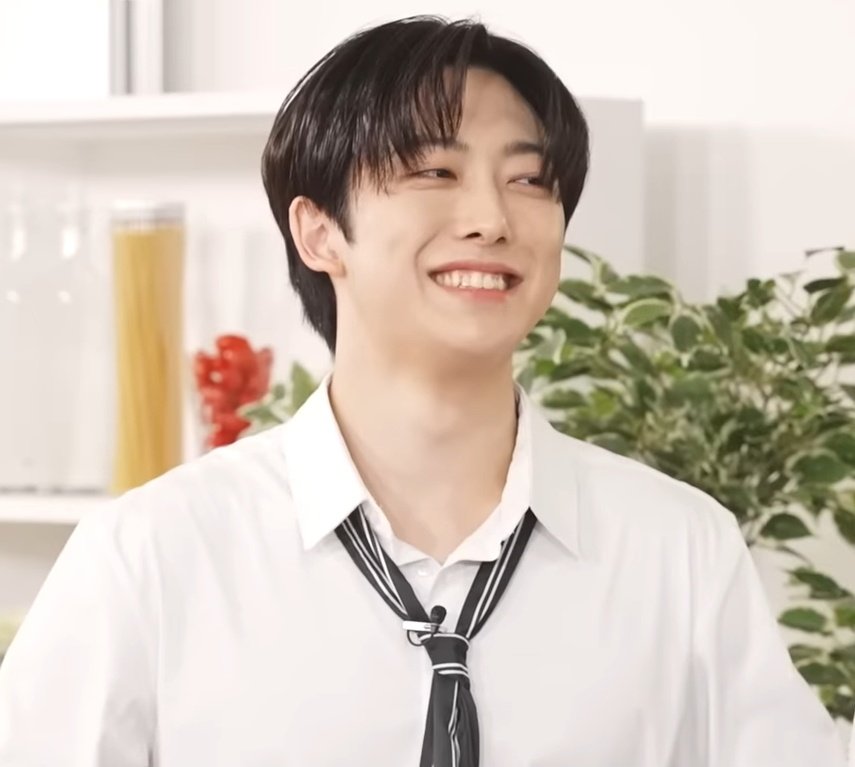 hourlykf's tweet photo. the smile and the reason behind it :') https://t.co/Je3bb1cIBH