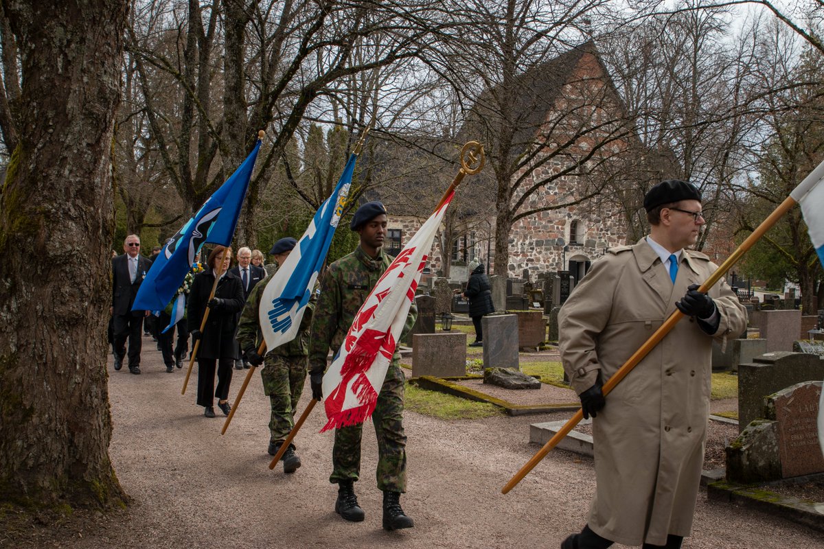 #Rannikkoprikaati kunnioittaa ja muistaa sotiemme veteraaneja kansallisen #veteraanipäivä’n tilaisuuksissa #Kirkkonummi #Espoo #Kauniainen #Hanko ja #Lohja. Nuoret varusmiehemme varmistavat, että #HimmetäEiMuistotKoskaanSaa.