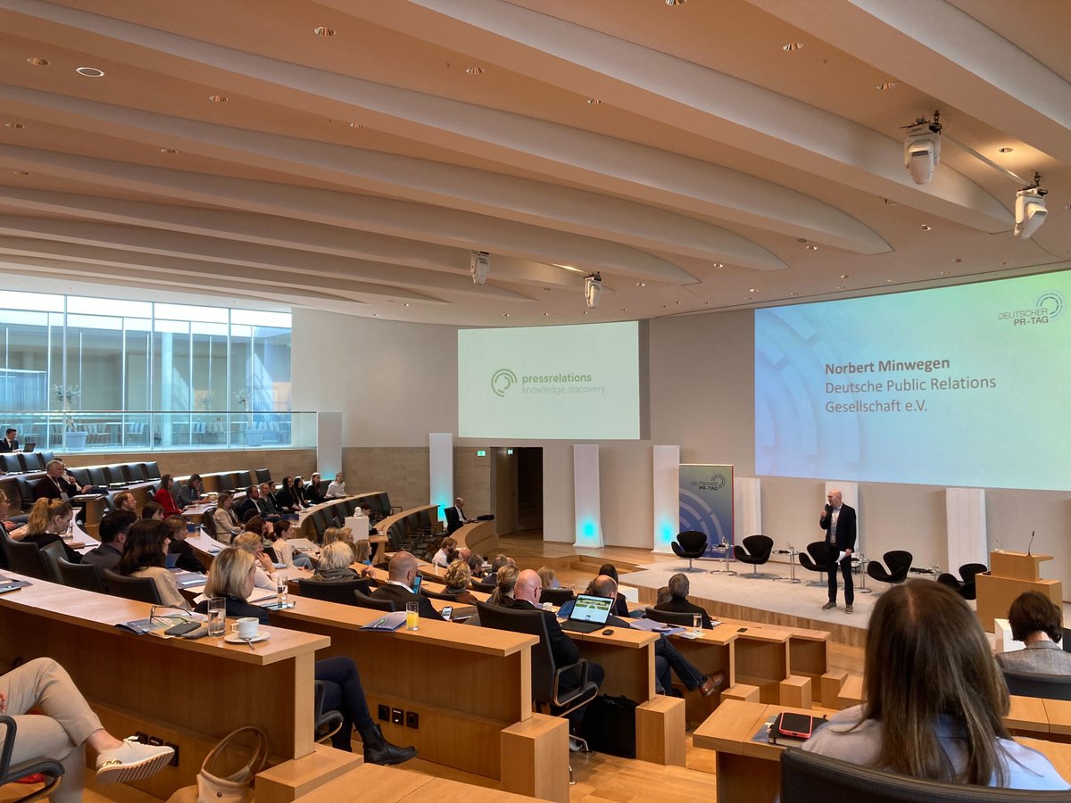 newsradar's tweet photo. Tag 1 #DeutscherPRTag: Es ging direkt mit interessanten Beiträgen und Panels zu den Themen #Diversität, inklusive Sprache in der Kommunikation und #Desinformation los. Wo haben die Themen Berührungspunkte, wo sollten sie getrennt betrachtet werden?#dprg #prtag #kommunikation #ki https://t.co/7rGOQVa3I8