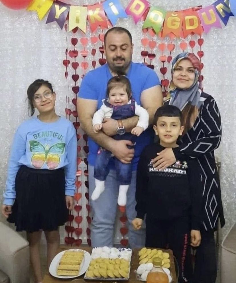 Bu fotoğrafı unutmayın olur mu depremde eşini ve evladını kaybeden öğretmenimiz bugün kendinin evladının kafasına sıkarak intihar etti burası Adıyaman burada insanların ciğerleri yanıyor burada hayat devam etsede çok yaralıyız