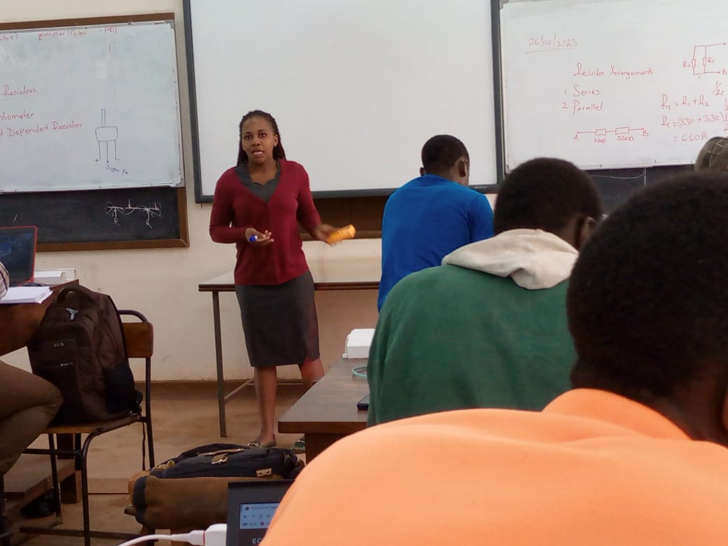 immacimmix's tweet photo. Training students at Kyambogo University in Electronics.# Accelerating Science Learning in Africa# Practical hands on training. https://t.co/5w2AvSy4LF