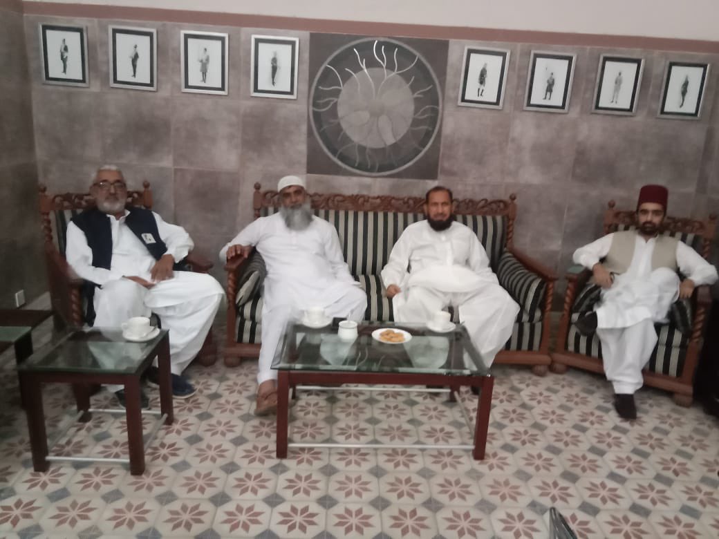 PTISPOfficial's tweet photo. ڈیرہ نواب: پی ٹی آئ کے نامزد اُمیدوار براۓ حلقہ #PP248 یزمان @DrMAfzalPTI کی صادق گڑھ پیلس آمد، جہاں انھوں پرنس بہاول عباس خان عباسی صاحب سے خصوصی ملاقات کی۔ 
ملاقات م��ں حلقہ کی موجودہ سیاسی صورتحال و آئندہ ہونے والے جنرل الیکشن و دیگر امور زیرے غور آۓ۔
 #الیکشن_پاکستان_کی_ضرورت https://t.co/MunzUuhwVr