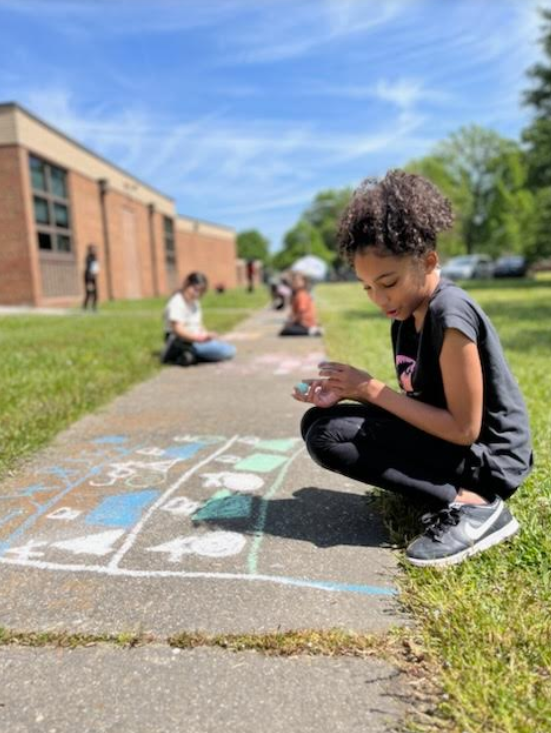 gtplittlebraves's tweet photo. Mrs. Willoughby's 3rd grade class builds growing patterns outside! https://t.co/yJi7Y8RbsQ