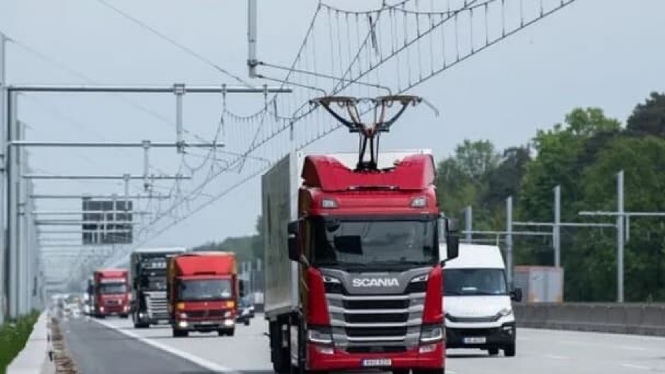 Mediavenir's tweet image. 🛣️🇫🇷 FLASH - La France pourrait bientôt tester des "autoroutes électriques", réservées aux poids lourds. (Les Echos)