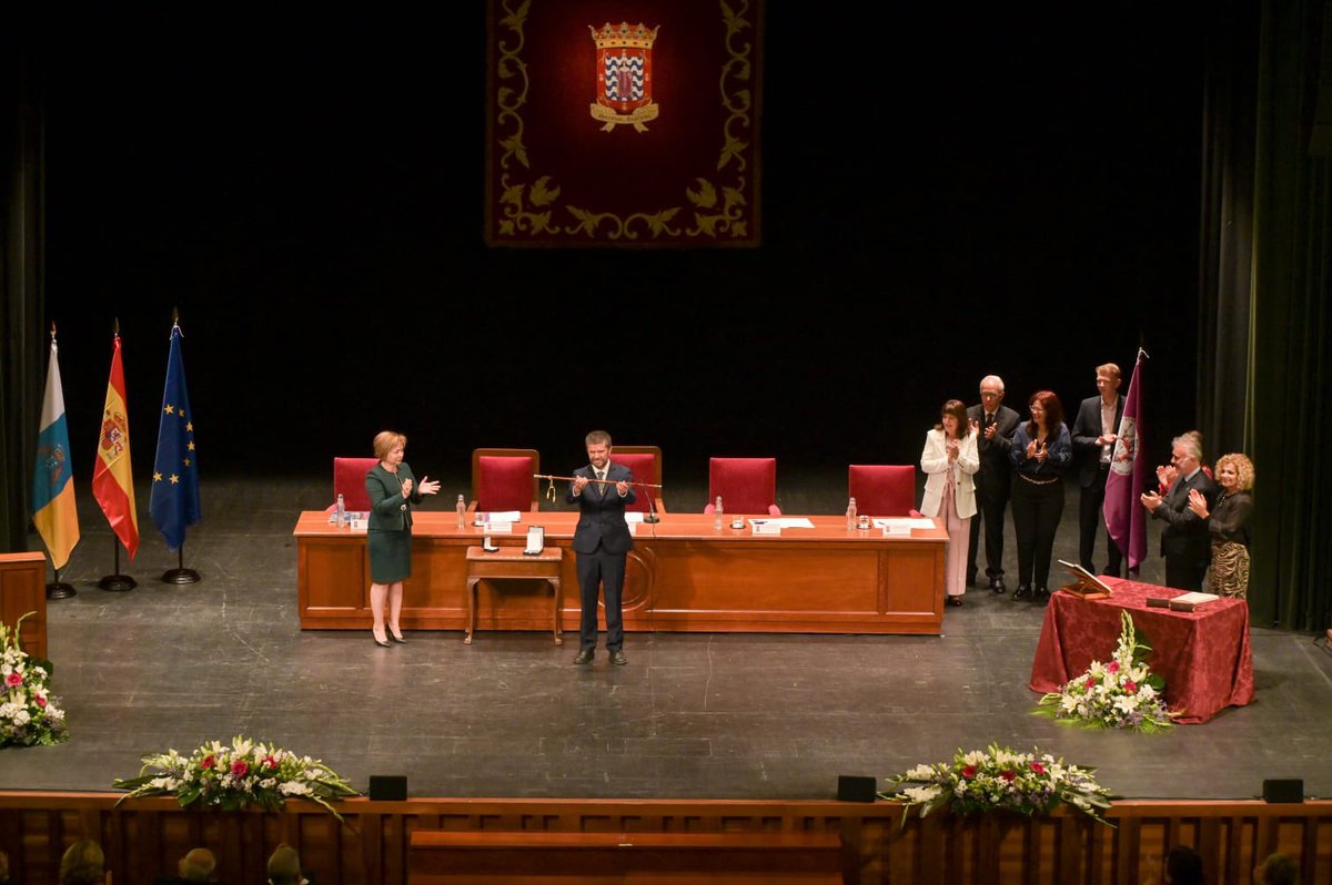 avtorresp's tweet photo. Hoy @rosi_aguilarch le ha cedido el testigo a @FGarciaULL como rector de la @ULL. 

Nueva etapa con retos pendientes. Las universidades públicas necesitan un marco de financiación adecuado. Lo alcanzaremos, ese es el camino.

Más recursos, mejor educación y más conocimiento. https://t.co/3ZGcuEvLOn