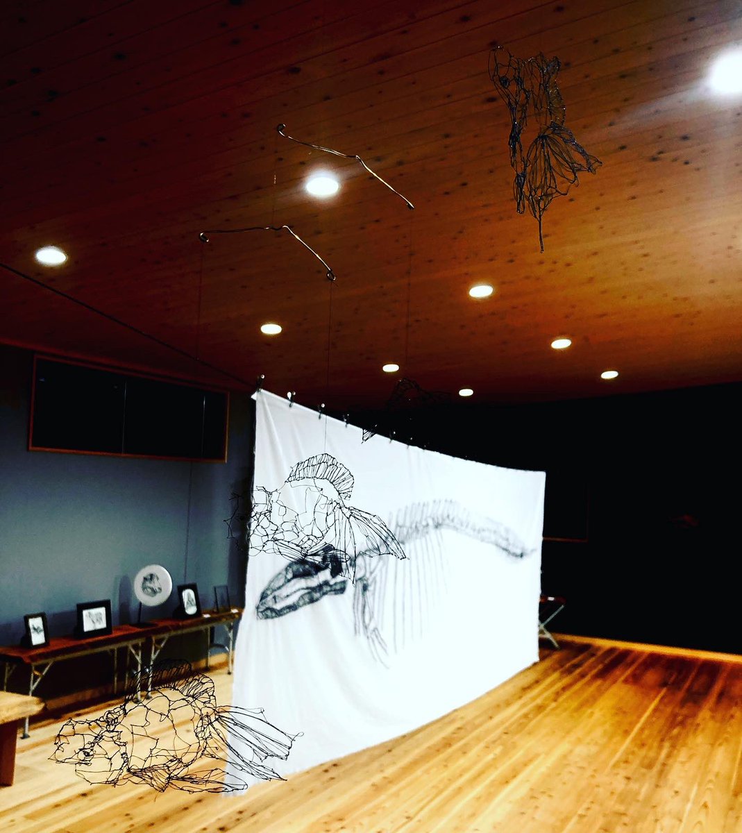 しゃらしゃらとラフに自由にしているような
細い糸達が描く景色は
森の中なのにまるでアクアリウムみたいだなって思った

今、下北山村の中で
こんな素敵な空間があるのがうれしい

#田口ナツミ さん
#透過刺繍
#下北山村
#morinobi
詳しくは @mori_nobi 