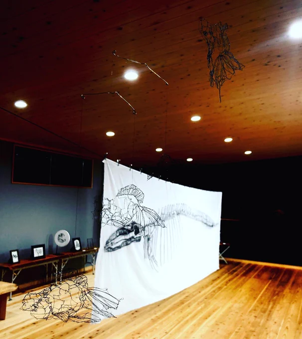 しゃらしゃらとラフに自由にしているような
細い糸達が描く景色は
森の中なのにまるでアクアリウムみたいだなって思った

今、下北山村の中で
こんな素敵な空間があるのがうれしい

#田口ナツミ さん
#透過刺繍
#下北山村
#morinobi
詳しくは @mori_nobi 