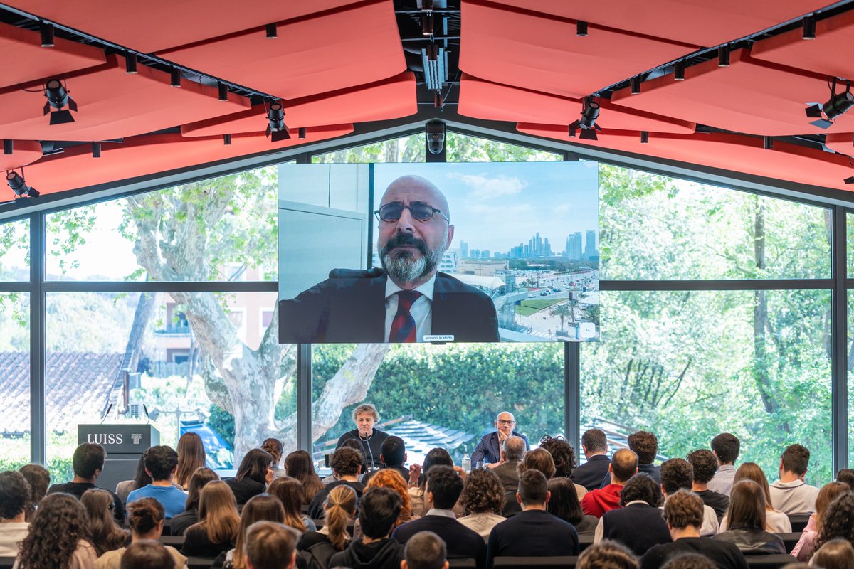UniLUISS's tweet photo. Fate ciò che vi piace, date valore alle vostre conquiste e scegliete il percorso che vi permetta di affrontare con saggezza il futuro. I consigli che oggi @RenzoRosso, il Presidente del gruppo OTB, ha condiviso con gli studenti #Luiss. https://t.co/HLMluNIPxa