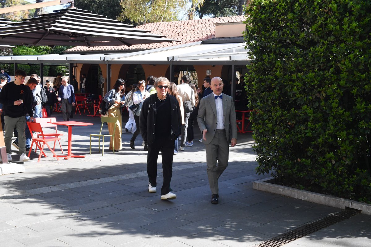 UniLUISS's tweet photo. Fate ciò che vi piace, date valore alle vostre conquiste e scegliete il percorso che vi permetta di affrontare con saggezza il futuro. I consigli che oggi @RenzoRosso, il Presidente del gruppo OTB, ha condiviso con gli studenti #Luiss. https://t.co/HLMluNIPxa
