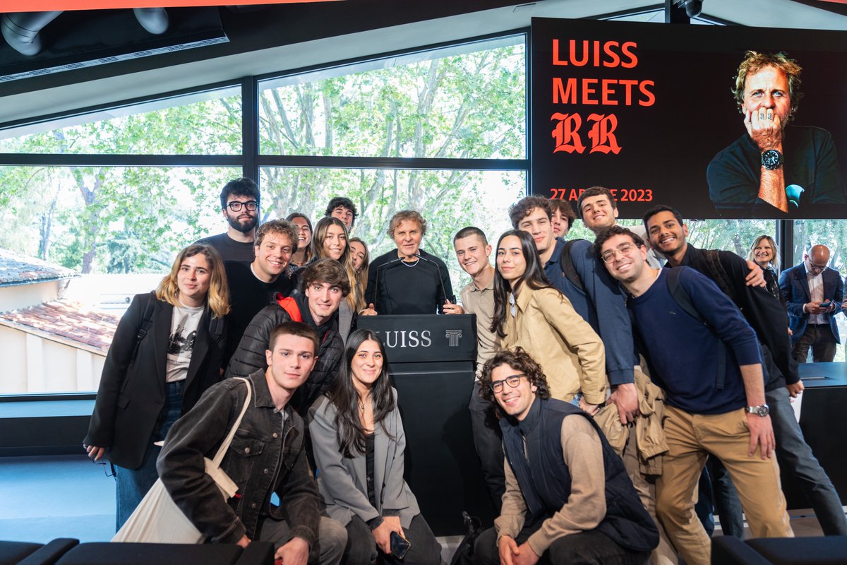 UniLUISS's tweet photo. Fate ciò che vi piace, date valore alle vostre conquiste e scegliete il percorso che vi permetta di affrontare con saggezza il futuro. I consigli che oggi @RenzoRosso, il Presidente del gruppo OTB, ha condiviso con gli studenti #Luiss. https://t.co/HLMluNIPxa