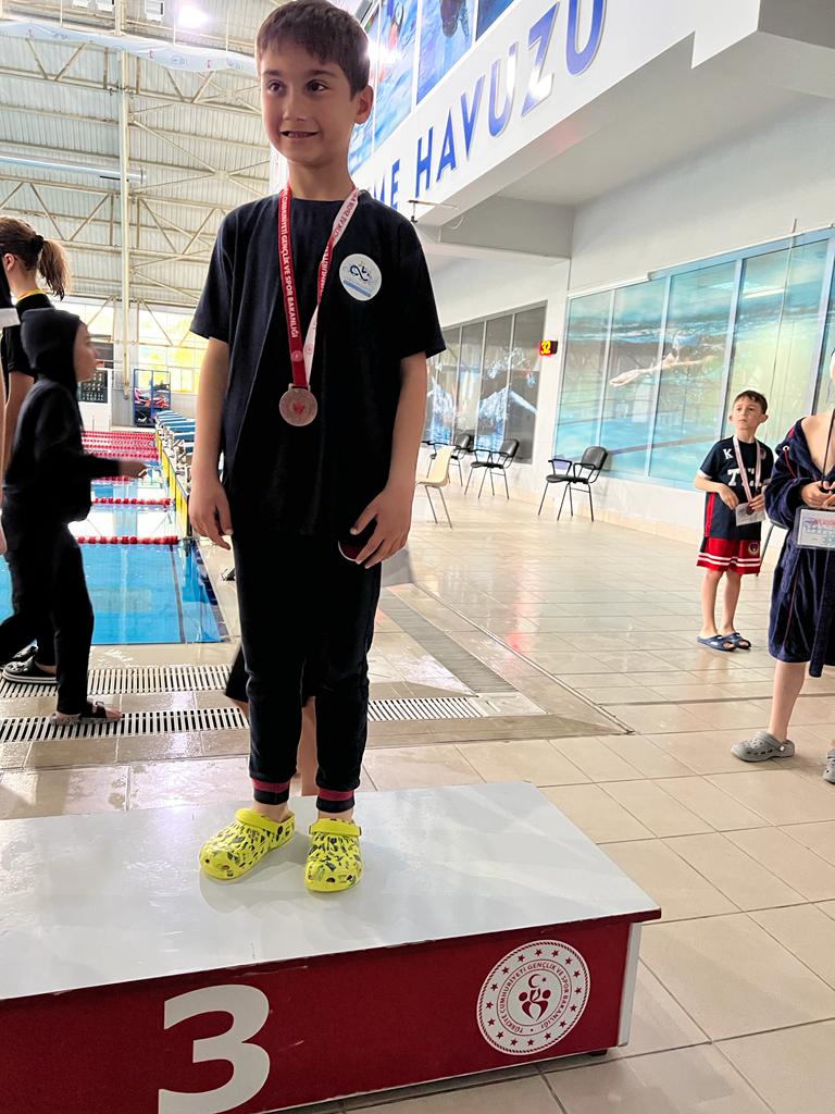 EmlakErgene's tweet photo. Okul Sporları Yüzme İl Finallerinde Öğrencimiz Mehmet Ayaz KESKİN 50 Metre SERBEST VE 100 Metre Serbestte 3. olmuştur.
Öğrencimizi,Ailesini ve Öğretmenlerimizi Kutluyoruz.
🇹🇷🇹🇷🏆🏆🇹🇷🇹🇷
@Mustafa_Eldivan @ersanulusan  @AhmetUzgun  @hete61 @CorluMem  @eyup5967 https://t.co/Ys95NjUoMQ
