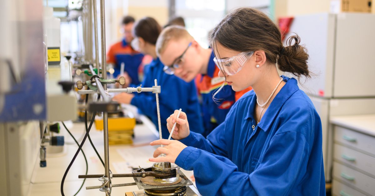 Ein spannender <a href="/Der_GirlsDay/">Girls'Day</a> und #BoysDay heute in unseren Werken Schkopau &amp; Stade. Etwa 90 Jugendliche erkundeten die Anlagen &amp; informierten sich über die Arbeit in einem internationalen Chemieunternehmen. Mehr zur Ausbildung bei uns: de.dow.com/de-de/karriere. #GirlsAndBoysDay
