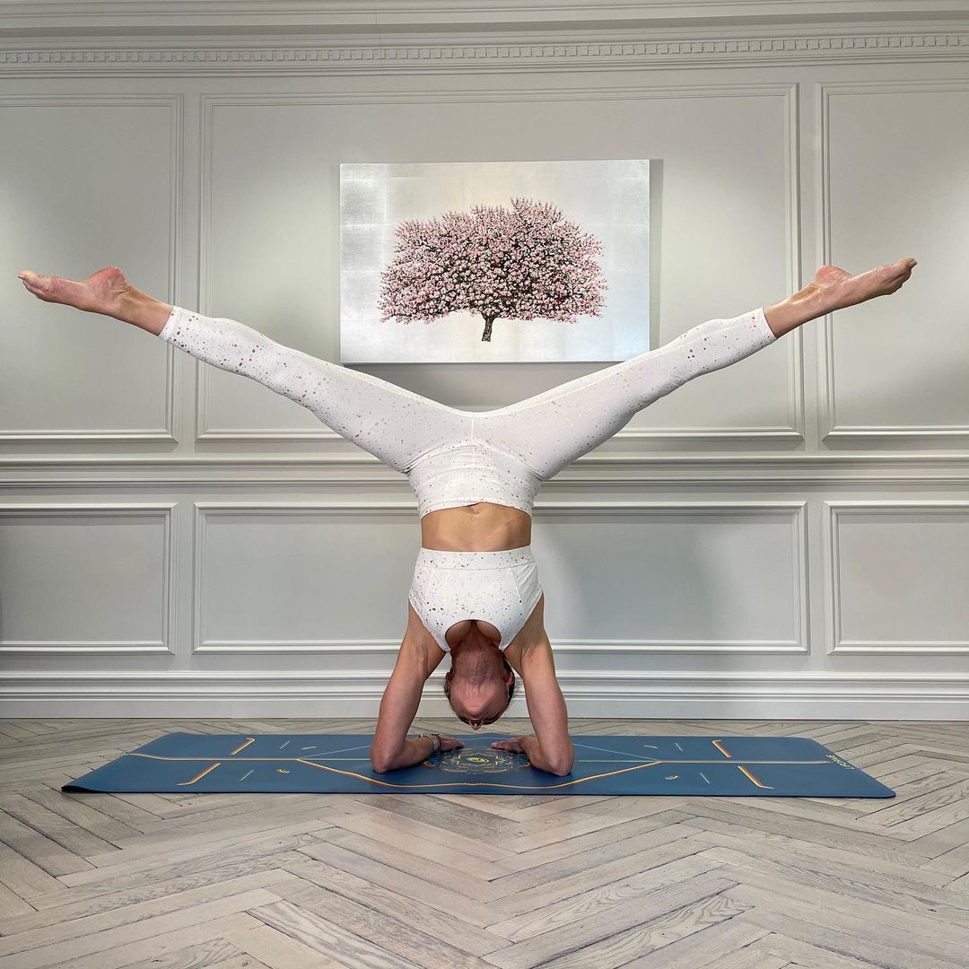hanafitmedia's tweet photo. 🔗 View More >> https://t.co/R36uyQrIMq
------
#fitat45 #fitgirl #fitmom #forearmbalance #gazeshift #inspiremyyoga #pincha #pinchamayurasana #pinchaplay #pinchapress #splits #straddle #straddlesplits #upsidedownshapes #YogaInstagram #yogaover40 #yogaphoto #yogasplits https://t.co/6qzUfTxWjV