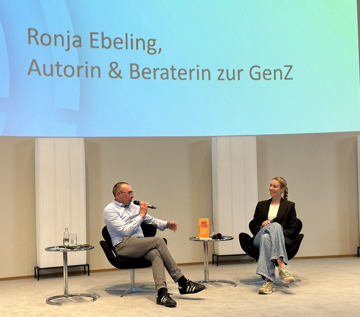 landaumedia's tweet photo. RealTalk rund um Lebensrealität, Vorurteile und Klischees zw. GenZ und Boomern: @SebastianVesper und Autorin @Ebeling_eben jetzt live on stage beim #prtag23 #dprg @DPRGde https://t.co/qO1abttYq4