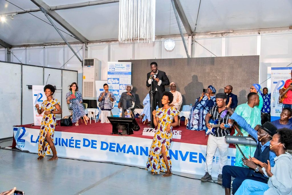 OnuGuinee's tweet photo. #72HeuresDuLivre2023 - @OnuGuinee organise 1 dialogue #SousLeFromager pr échanger sur "le rôle des identités dans la construction nationale &amp; la cohésion sociale". @GualbertGbehou1 et les panelistes multidisciplinaires ont tenu en haleine le public &amp; la communauté des diplomates. https://t.co/MGYs4vSTYf