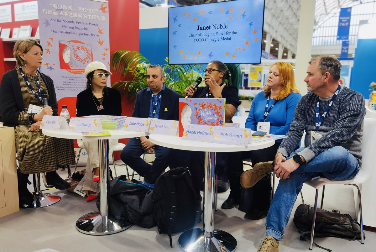 Great discussion at the London Book Fair 2023 about Yu Rong's 'The Visible Sounds' shortlisted for #yotocarnegie @IBBYUK  @CILIPinfo @CarnegieMedals @publishinguclan