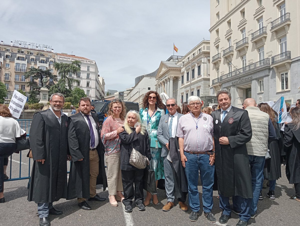 isidromoreno13's tweet photo. Importante concentración togada de abogados de oficio de toda España a las puertas del Congreso. Por un Turno de Oficio Digno. @MadridAltodo @icam_es https://t.co/g2N2GxOC1h