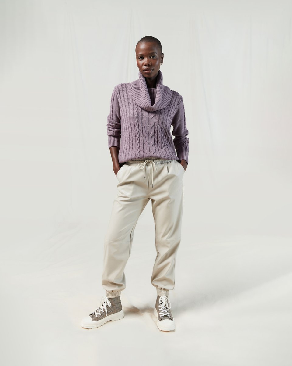 It's snuggle season in joggers, a comfy knit and trainers. Is this your ultimate mom look?💜👟
Shop Mother's Day Online: ow.ly/sMtp50NTpCh