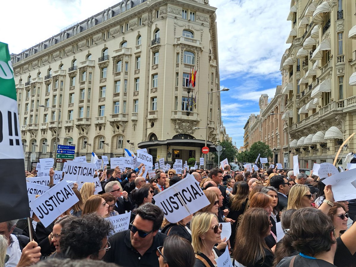 isidromoreno13's tweet photo. Importante concentración togada de abogados de oficio de toda España a las puertas del Congreso. Por un Turno de Oficio Digno. @MadridAltodo @icam_es https://t.co/g2N2GxOC1h
