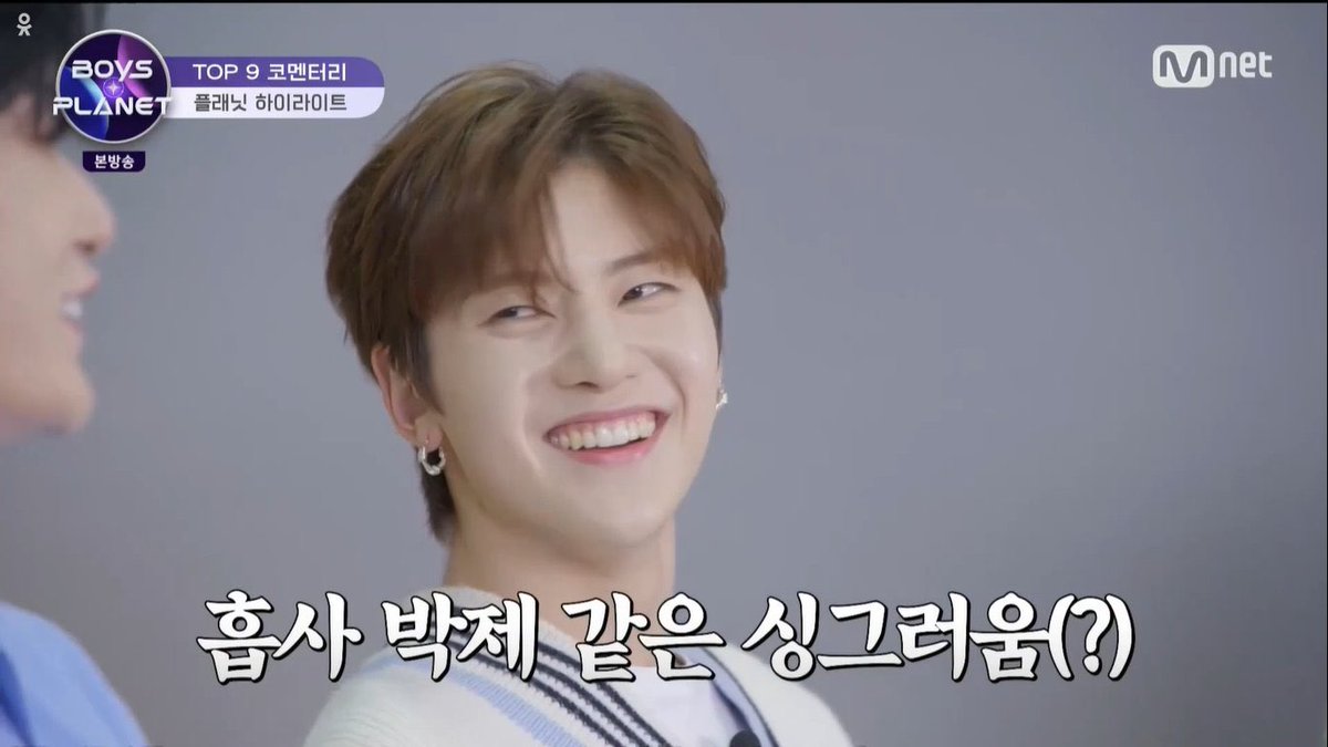 maththww is wearing the jewelry i picked out for him??? our gc bought him?? hes rlly wearing it rn?? on the first broadcast?/?!/?