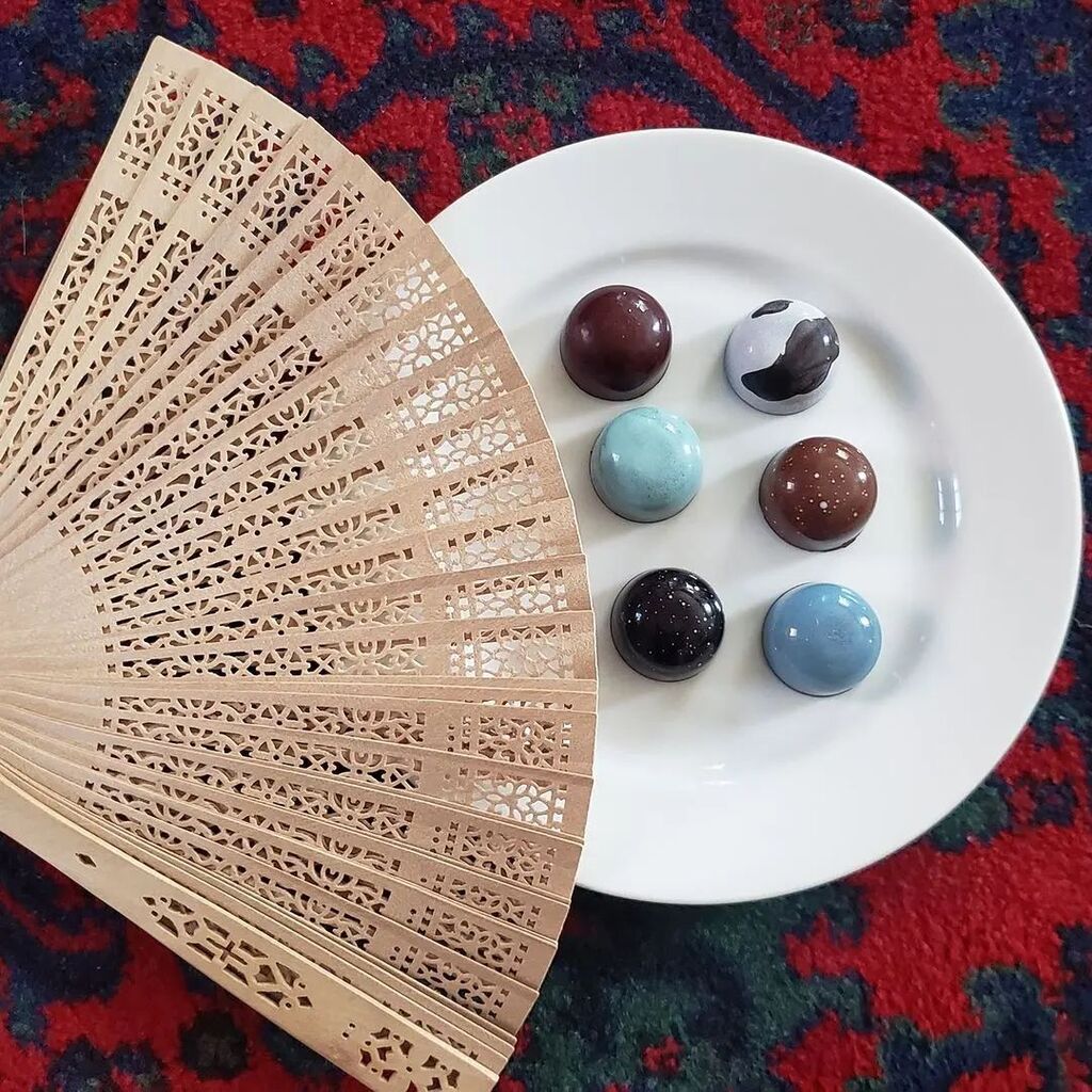 I've been doing chocolate events with Carlyle House for several years, and we've got another fun one coming up on May 6th. This time we'll be tasting 6 of my bonbons and learning the historic language of the fan. 

It'll be held on the outside patio at t… instagr.am/p/Crieg3uuUy5/