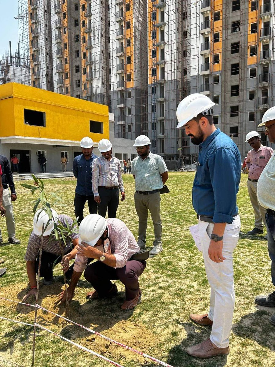 PMAYU_UP's tweet photo. Special Secretary Shri Anil Kumar , planted trees with the Project Officer while visiting the #LightHouseProject Lucknow site with the Suda/Duda team of Lucknow. #UPSUDA
#PMAYUrban #PMAYUrbanUP #LighthouseProject #GHTC #HousingForAll #CompletingDreams #TransformingUrbanLandscape https://t.co/y7Zb8mXwfB