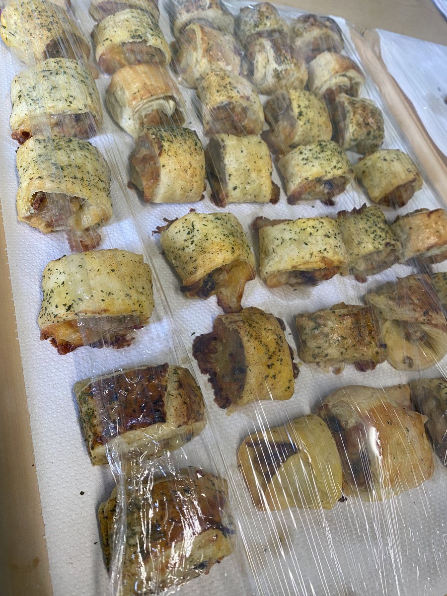 meganbuckley23's tweet photo. Bingo and sausage rolls yesterday afternoon on Eagleton. 

Winning some self care prizes to use on the ward!🌟

#ThatEagletonEnergy
#MindOverMacho
#MeadowbrookMENtality https://t.co/g2AitjZnGJ