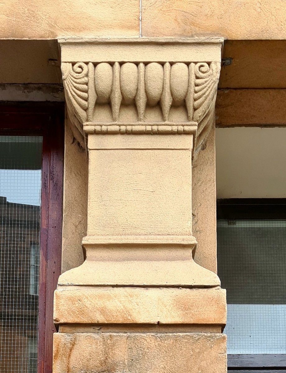 is_glasgow's tweet photo. A mini pilaster dividing two close doorways on Park Road in the Woodlands area of Glasgow. There's no need for it whatsoever but it's little details like this that really make a building.

#glasgow #tenements #pilaster #architecture #glasgowarchitecture #architecturaldetails https://t.co/6W53GTq1rG