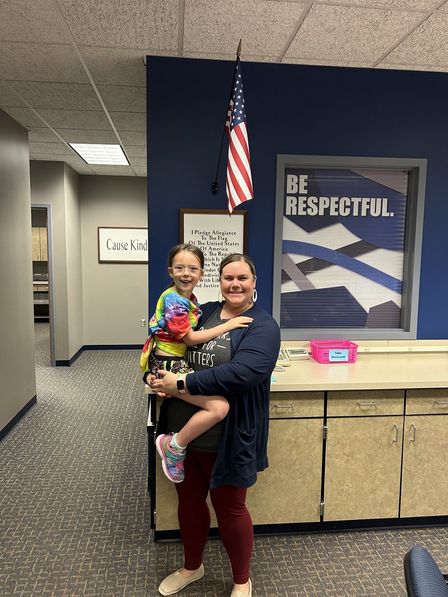 gmees's tweet photo. Mrs. Ward was joined by a special pledge volunteer today. Hadley, Class of 2036 and a future @RVRoadrunner kindergartener, was awesome this morning!! What a great way to start the day!!!! #DMSLeads #DMSWave https://t.co/oNM930z6ml