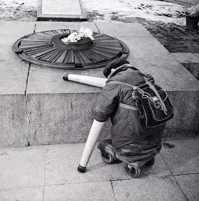 AteoBreaking's tweet photo. Снимок «Молох войны», 1966 год. На нём запечатлён настоящий герой войны, не имеющий ничего общего с нынешним «можем повторить». 

Автор фото – Анатолий Грахов. Фотография получила международную премию в Амстердаме. На родине этот снимок выставлять ему запретили.

Неудобная правда для агрессивных диктаторов