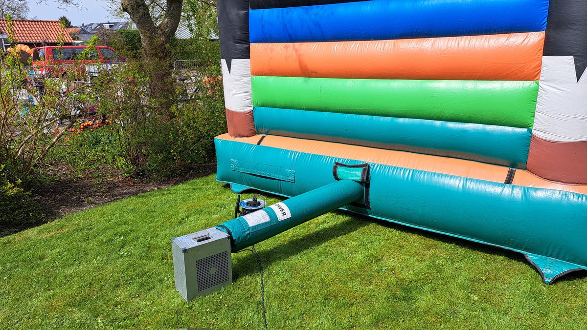 PieterSlootdorp's tweet photo. Met een blower in het stopcontact kun je als je deze op de uitgang van de koe zet het stikstofprobleem in één keer oplossen #hollandskroon #koningsdag #slootdorp #stikstof https://t.co/j3BVGocvcI