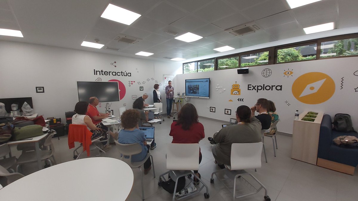 rafaelmb_1's tweet photo. 2° dia del curso #STEM en el #fcl_es de @educaINTEF Trabajamos cómo implementar el modelo #auladelfuturo en el auls y conocemos experiencias de otros centros @codemagijon @fcl_euschoolnet https://t.co/bdw0yfkTZD