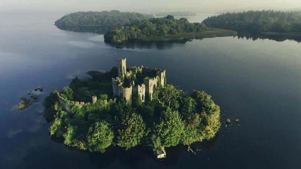 egtgolftours's tweet photo. Plucked straight out of a fairytale... 🏰✨ 
Castle Island, County Roscommon  take an #egtgolftour  to #ireland #countyroscommon #castle #irish #irlanda #travel #fillyourheartwithireland https://t.co/wbzQPi0i58